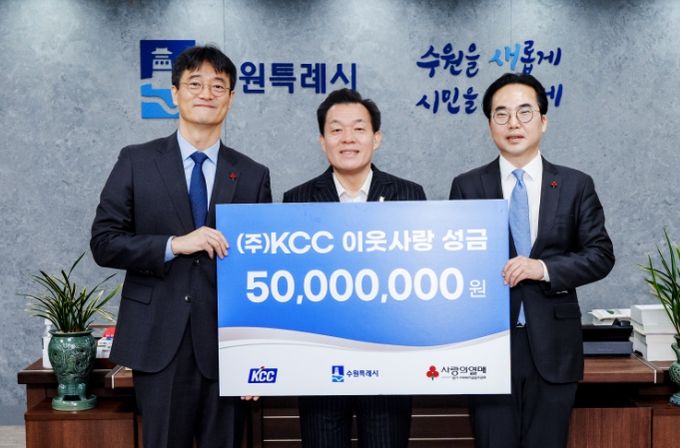성금 전달식 후 이재준 수원시장(가운데)과 참석자들이 함께하고 있다.