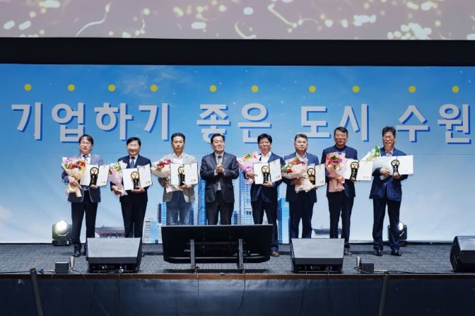 <strong>지난해 10월 열린 ‘제1회 수원시 기업인의 날’에 이재준 시장(왼쪽 4번째)이 제9회 수원시 중소 기업인 대상(大賞) 수상자들과 함께하고 있다.</strong>