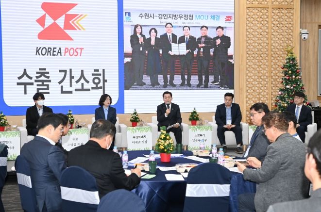 <strong>이재준 수원시장이 지난해 12월 열린 ‘수원시 수출중소기업 도란도란 토크’에서 기업인들과 이야기를 나누고 있다.</strong>