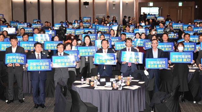 <strong>이재준 시장(가운데)이 ‘과밀억제권역 취득세 중과 폐지를 위한 규제개혁 대시민토론회’에서 참석자들과 함께하고 있다.</strong>