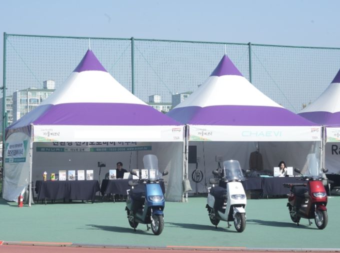 용인특례시가 전기이륜차 보조금 지원 사업에서 농업인을 대상으로 추가 보조금을 지원한다. 사진은 지난해 관련 전시회에서 전기이륜차를 전시하고 있는 모습