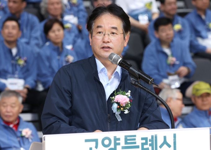 제28회 고양특례시장기 생활체육 배드민턴대회에서 축사 중인 이동환 고양특례시장