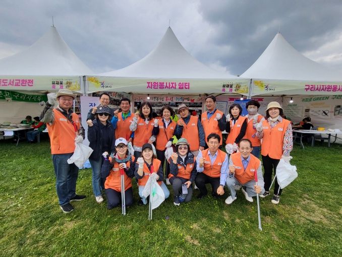 구리시자원봉사센터 소속 자원봉사자 1천여 명, 유채꽃 축제장 곳곳에서 봉사활동 펼쳐