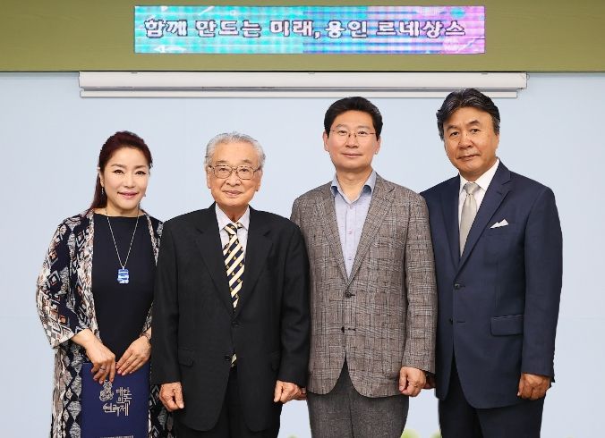 11일 용인특례시청 시장실에서 열린 '제42회 대한민국연극제 용인' 홍보대사 위촉식 참석자들의 모습. (왼쪽부터 배우 이태원, 이순재 명예대회장, 이상일 용인특례시장, 박영규 배우)