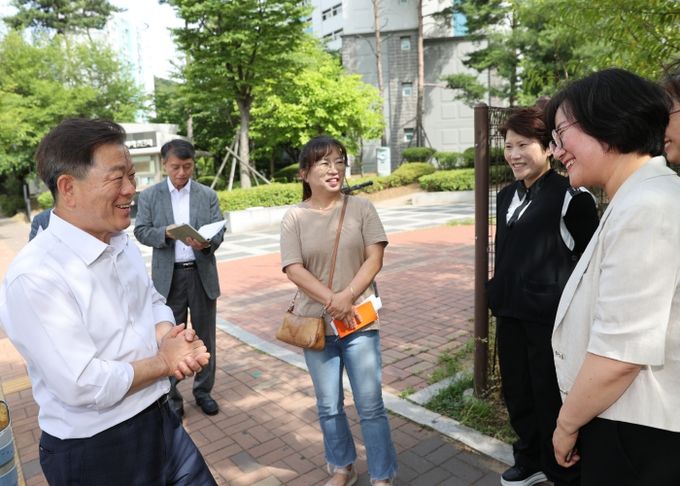 박승원 광명시장은 지난 17일 구름산초등학교, 소하중학교, 소하고등학교, 광휘고등학교 일대 현장을 방문하여 학부모, 학교 관계자와 함께 학교별 현안 개선 방안을 논의했다.