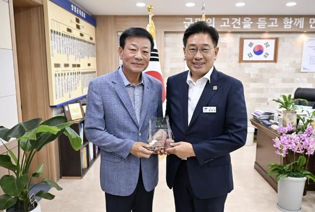 신임 이사장 임명패 수여