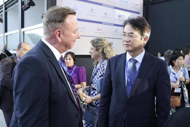 <strong>COP28 지역 기후행동 정상회의 개막식에서 지노 반 베긴 세계지방정부(ICLEI) 세계본부 사무총장과 대화하고 있는 이동환 고양시장</strong>