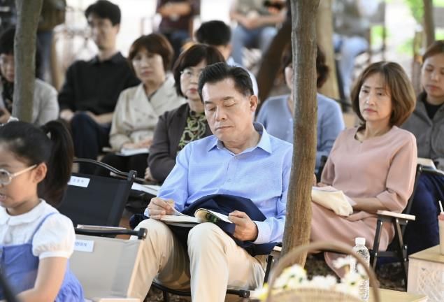 이재준 수원시장이 한 행사장에서 시민들과 함께 독서를 하고 있다