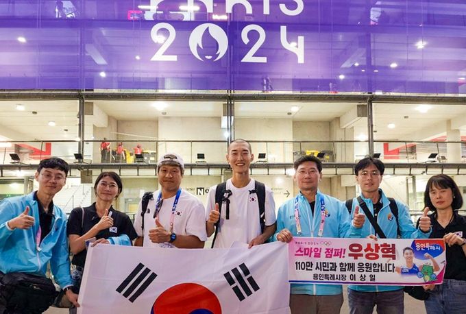 용인특례시 대표단과 파리 올림픽 결승 경기를 마친 우상혁 선수, 김도균 감독이 함께 기념촬영을 하고 있다.