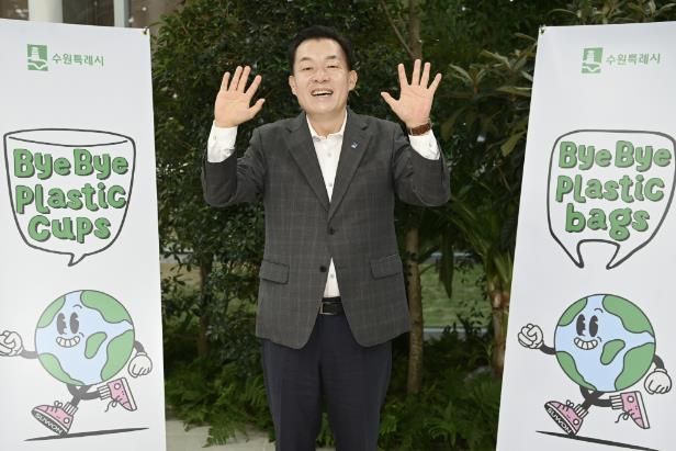 <strong>이재준 수원특례시장이 지난해 10월 ‘바이바이 플라스틱 챌린지’에 동참하는 기념촬영을 하고 있다.</strong>