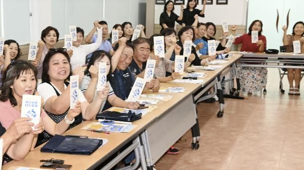 <strong>지난 8일 평동 행정복지센터에서 통장협의회를 대상으로 ‘찾아가는 자원순환정책 설명회’가 열려 참석자들이 팜플렛을 들어 보이고 있다.</strong>