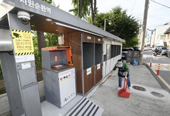<strong>수원시 권선구 세류2동 주택가에 설치된 자원순환역.</strong>