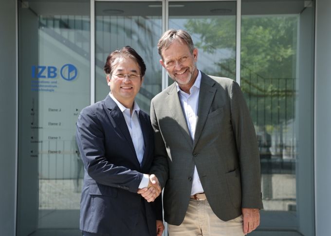 이동환 고양특례시장(왼쪽)과 바이오엠(BioM) 대표 랄프 후스(Ralf Huss) 박사(오른쪽)