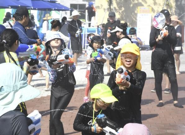 물총축제는 아이부터 어른까지 모두 즐길 수 있다.