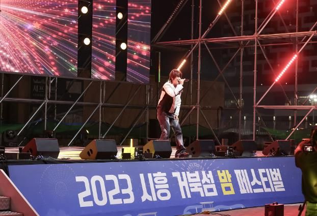 지난해 거북섬 해양축제 마지막 날 개그맨 겸 가수 다나카가 공연하고 있다.