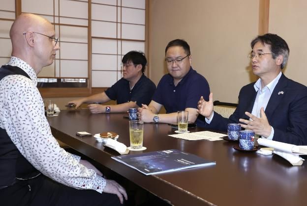 일본게임보존협회 조셉 레돈 이사장에게 고양경제자유구역 설명하는 이동환 고양특례시장