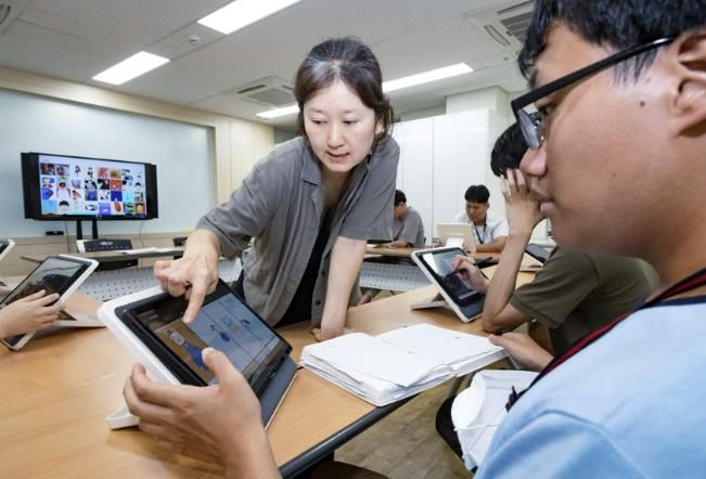 호매실장애인종합복지관에서 성인 발달장애인들을 대상으로 한 디지털 드로잉 작가 양성 교육이 진행되고 있다.