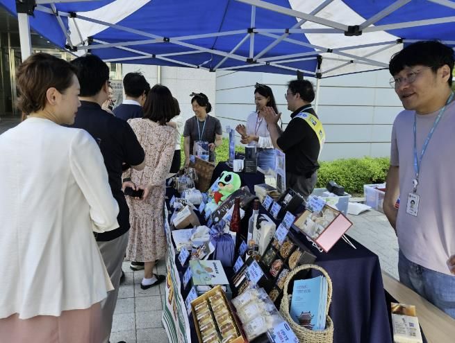 수원시가 고향사랑기부 홍보부스를 운영하고 있다.