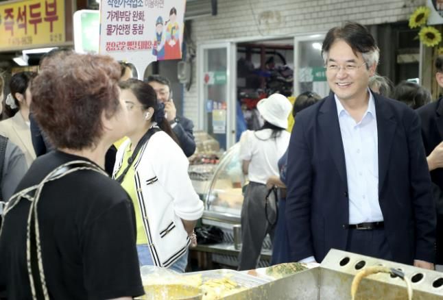 지난해 추석 맞아 전통시장 방문한 이동환 고양특례시장