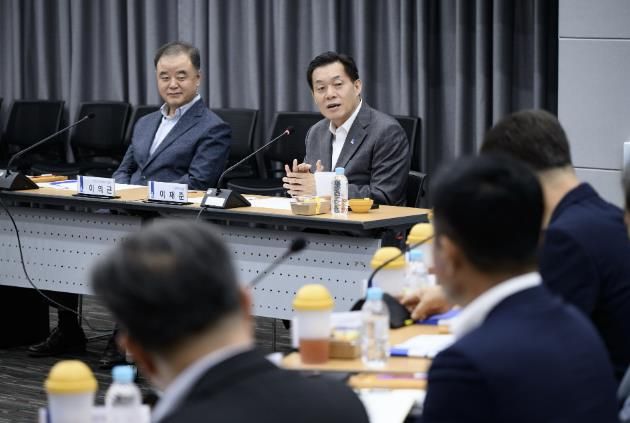 이재준 수원특례시장이 기업유치위원회 제1회 정기회의에서 발언을 하고 있다.