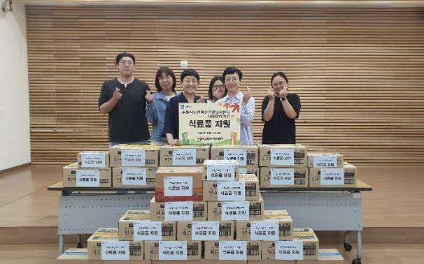 전달식 참석자들이 기념사진을 촬영하고 있다.(사진 가운데 왼쪽 백소영 수원시휴먼서비스센터장, 오른쪽 김은주 수원시노인정신건강복지센터 상임팀장)
