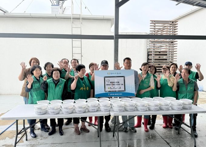 광명시 광명5동 새마을지도자협의회·부녀회는 지난 15일 관내 독거어르신과 취약계층 50가구를 대상으로 ‘사랑의 장조림 나눔’ 행사를 진행했다.