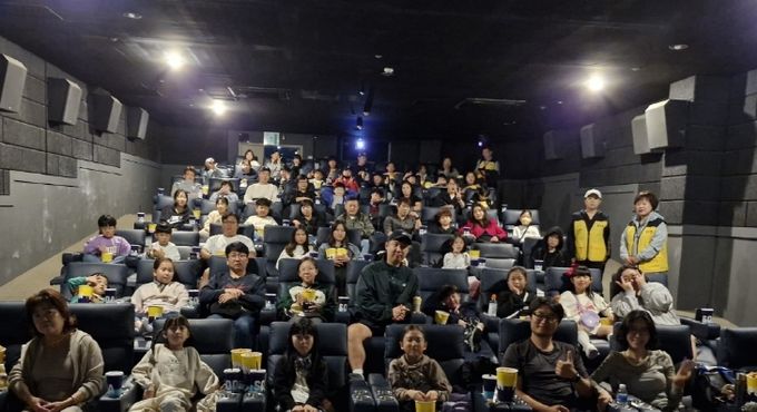 용이동 청소년지도위원회, 청소년 영화관람 행사 진행