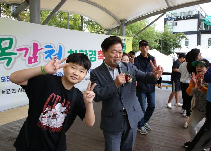 광명시 광명6동 축제추진위원회는 지난 19일 우리어린이공원에서 ‘제10회 가족과 함께하는 목감천 친환경 축제’를 성황리에 개최했다. 사진은 행사에 참석한 박승원 광명시장이 주민들과 축제를 즐기는 모습.