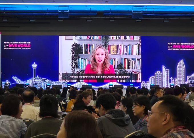 보그지가 ‘세계에서 가장 영감을 주는 여성 중 한 명’으로 선정한 경제학자 노리나 허츠가 23일 94개국 1400여 명이 참가한 제27회 부산세계자원봉사대회가 열리고 있는 부산항국제컨벤션센터 5층 이벤트홀에서 영상으로 기조강연을 하고 있다.