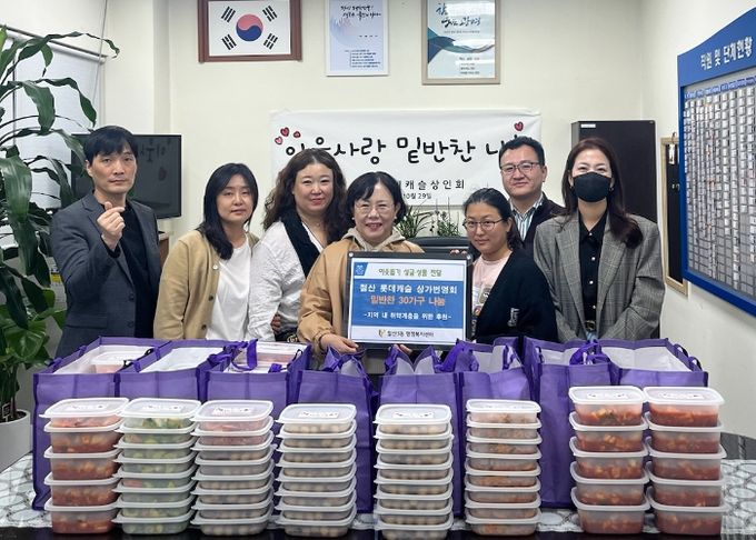 광명시 철산롯데캐슬상인회는 29일 철산3동 취약계층 30가구에 장조림 등 밑반찬 5가지를 전달했다.