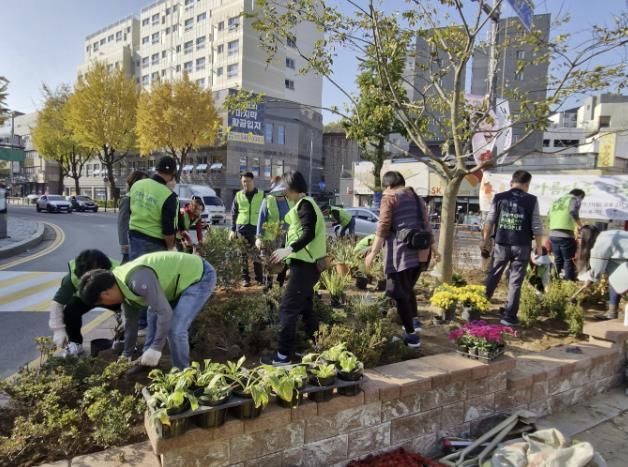 교동사거리에 녹색그늘 쉼터를 조성하고 있다.