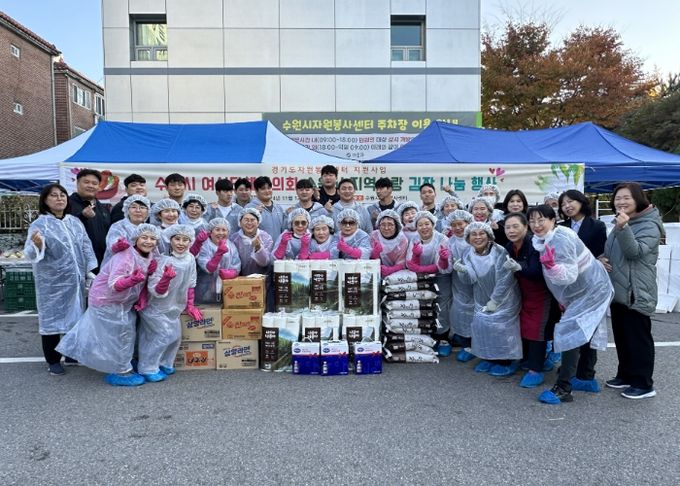 행사 참가자들이 김장을 하고 기념사진을 촬영하고 있다.