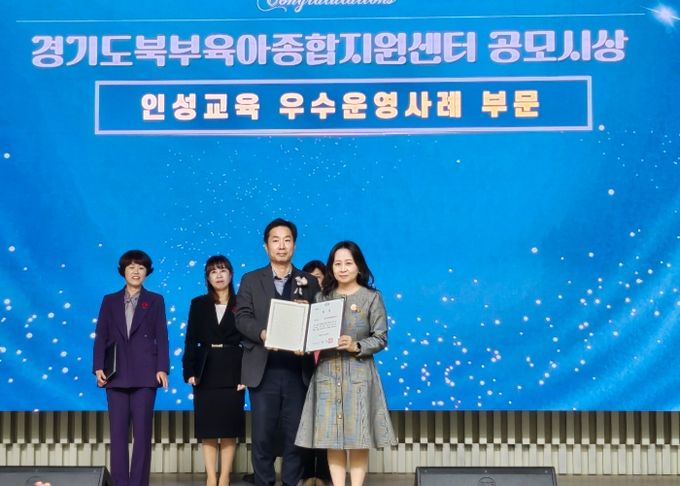 수상 후 기념촬영을 하고 있다.