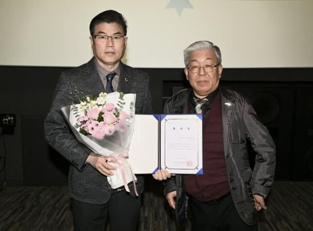 경기도의회 윤태길 의원, 사회복지사 권익 향상 노력 인정받아 감사장 수상