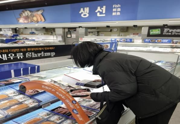 시 관계자가 한 마트에서 설 명절을 맞아 다소비 품목 원산지표시 지도 점검을 하고 있다