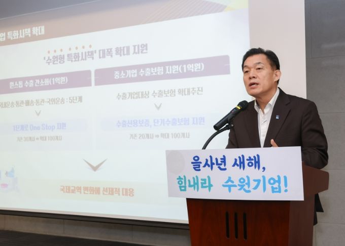 이재준 수원시장이 기업인들에게 수원시 중소기업 지원 시책을 소개하고 있다.