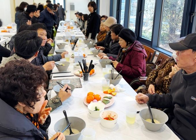 광명시 광명7동 주민자치회는 지난 6일 광명7동 행정복지센터 5층 나눔 곳간에서 관내 경로당 어르신을 위한 떡국 행사를 진행했다.
