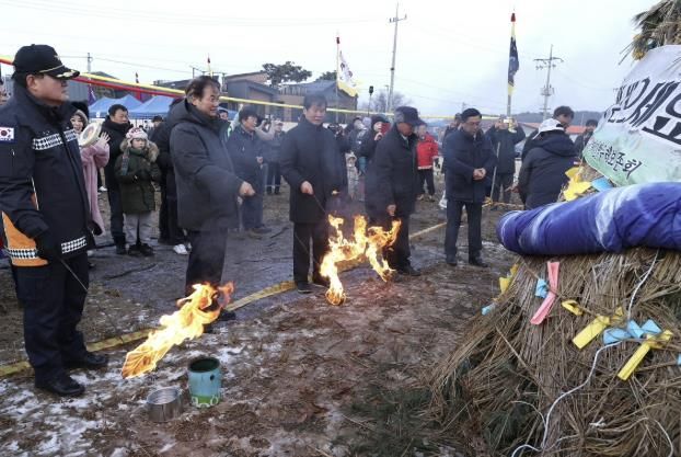 달집을 점화 중인 이동환 고양특례시장