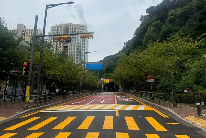 용인특례시 수지구 한빛초 노란횡단보도 도색 장면