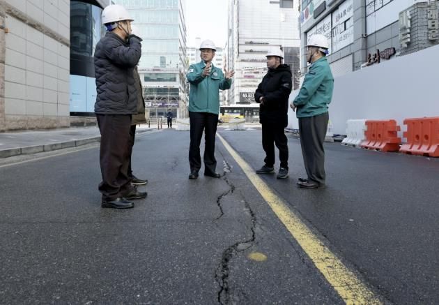 지난해 도로 균열 현장을 점검 중인 이동환 시장