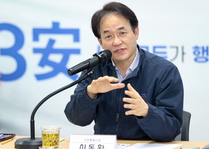 고양시대학생멘토단 ‘고양유니브’운영진과의 만남에서 인사말 중인 이동환 고양특례시장