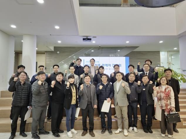 간담회 참석자들이 기념촬영을 하고 있다.