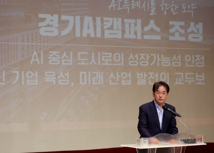 ‘4월 직원 소통·공감의 날' 행사에서 시정 성과를 공유하고 있는 이동환 고양특례시장