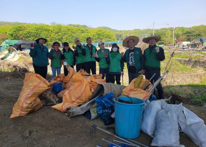 구리시 인창동 새마을지도자협의회·새마을부녀회 인창천 상류 일대 대대적 하천 정화 활동 실시