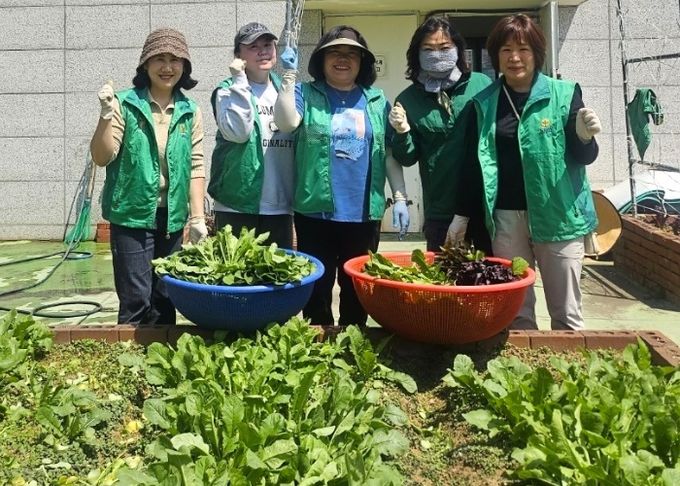 광명시 철산1동 새마을부녀회는 지난 4월 30일 직접 재배한 열무로 김치를 담가 관내 취약계층 6가구에 전달하는 ‘새마을 열무김치 나눔 행사’를 진행했다.