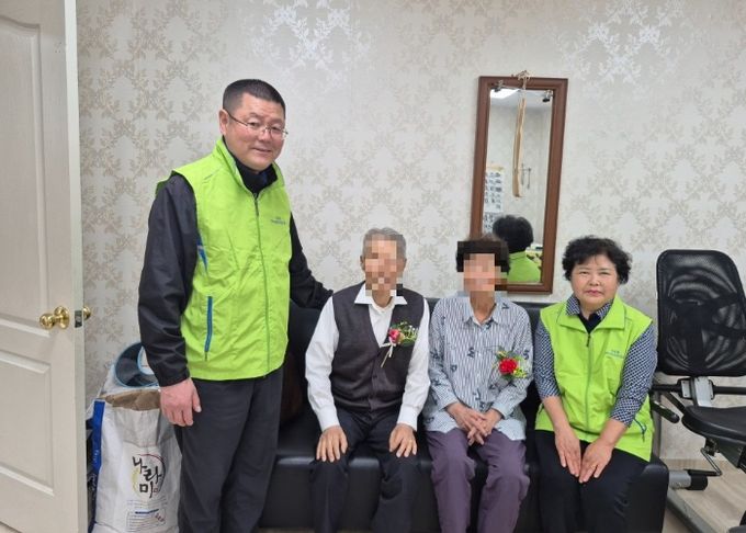 구리시 인창동지역사회보장협의체, 어버이날 맞아 경로당 어르신에 카네이션 전달