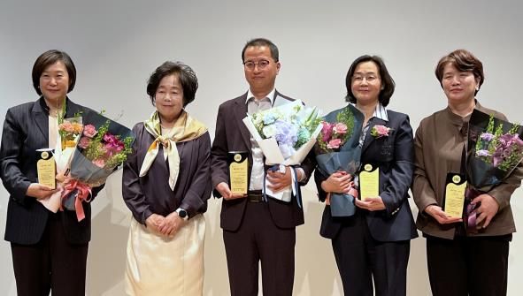 올해의 박물관·미술관상 수상_강명호 경기도자박물관장(가운데)