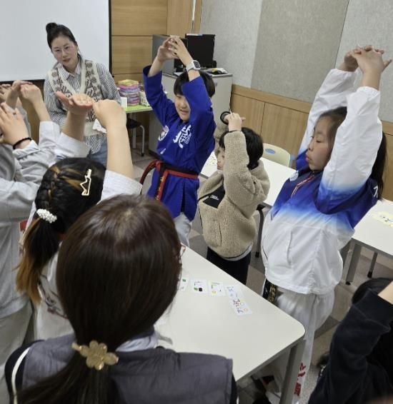 지난달 정왕어린이도서관에서 지역아동센터의 아동들을 대상으로 운영된 '찾아가는 한글생활 문화교실' 현장