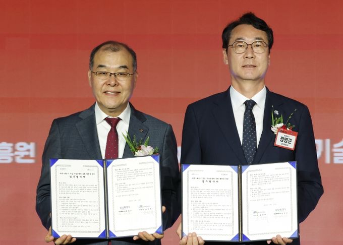10일 수원과학대학교 신텍스에서 정명근 화성특례시장(오른쪽)과 홍원화 한국연구재단 이사장(왼쪽)이 '대학-화성시 기업 기술경쟁력 강화를 위한 업무협약'을 체결하고 기념 촬영을 하고 있다.